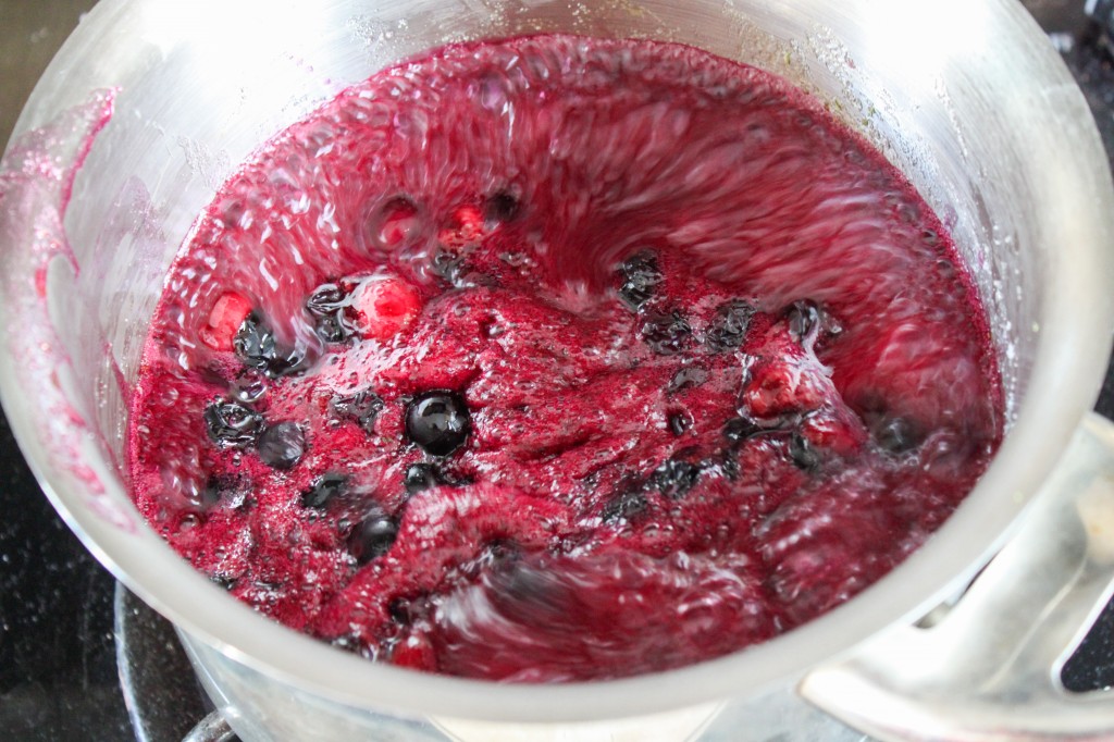 boiling blueberry refrigerator jam