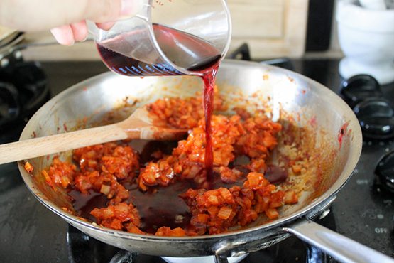 TheChic_slow-cooker-meatballs-deglaze-pan