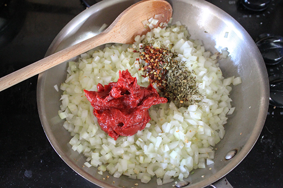 TheChic_slow-cooker-meatballs-onions