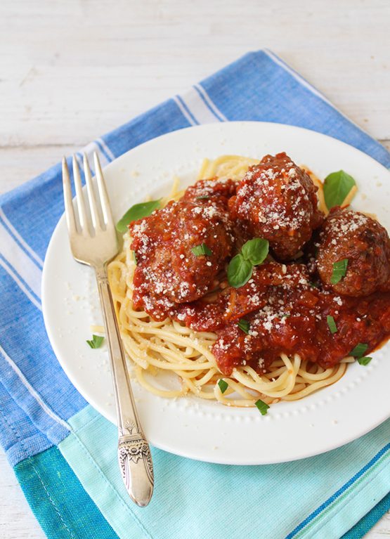 TheChic_slow-cooker-meatballs-pasta