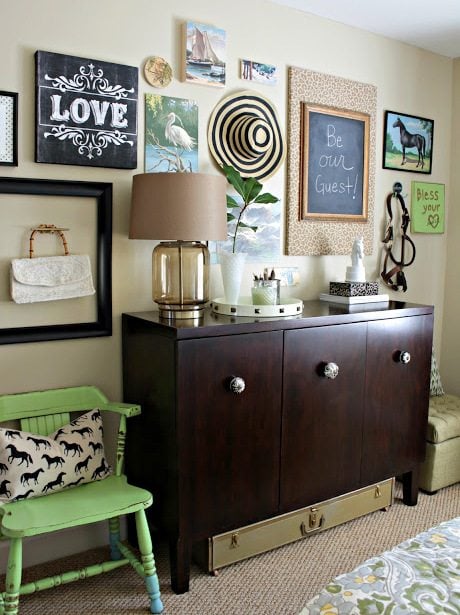 TheChic_guestroomgallerywall guest room gallery wall