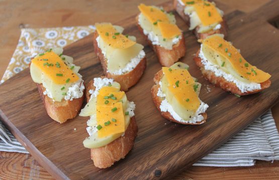 TheChic_cheddar-apple-crostini-1