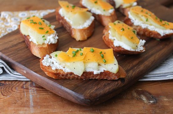 TheChic_cheddar-apple-crostini-close-up
