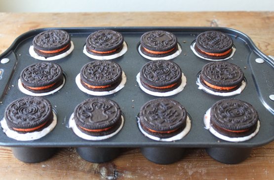 TheChic_oreo-cheesecake-assembly