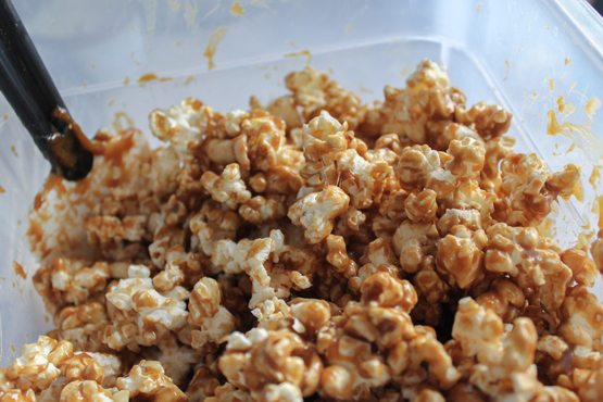 TheChic_stir-caramel-into-popcorn