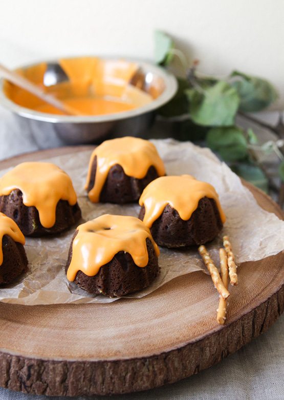 TheChic_Chocolate-Pumpkin-Mini-Bundt-Cakes