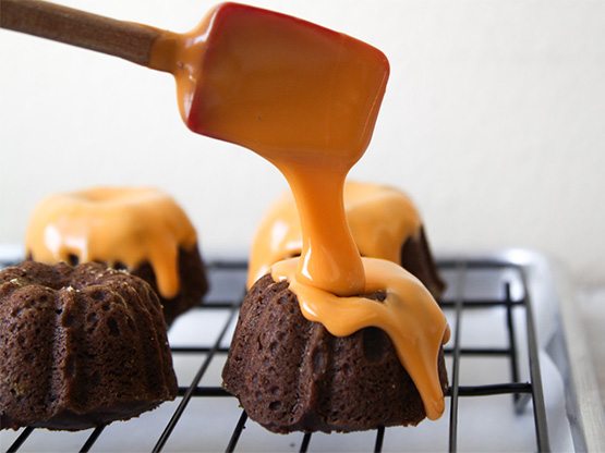 TheChic_drizzle-glaze-on-chocolate-pumpkin-cake