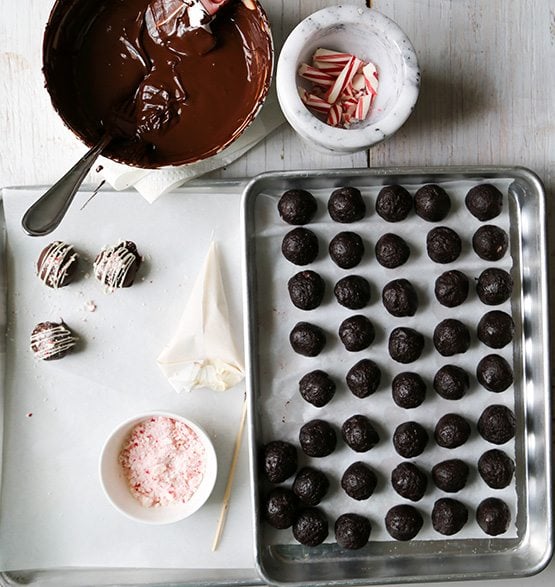 TheChic_OREO-cookie-ball-dipping-station
