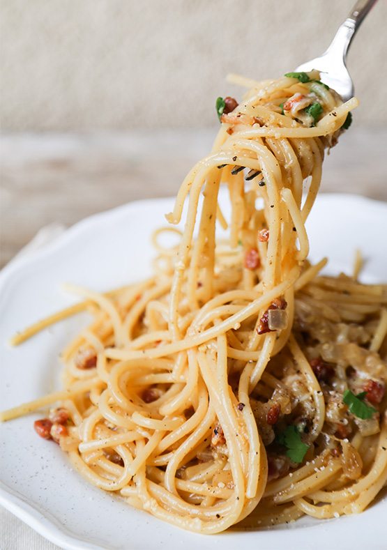 TheChic_spagehtti-carbonara-plate
