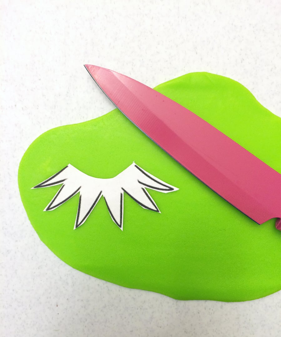 TheChic_cut-out-kermit-collar