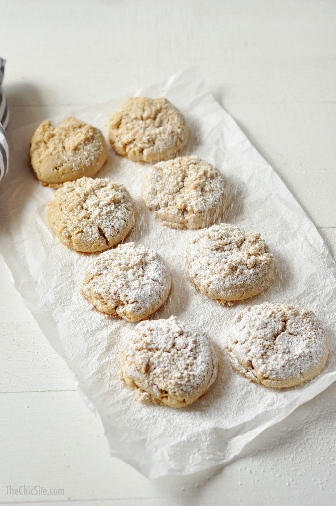 powdered sugar falling on cookies