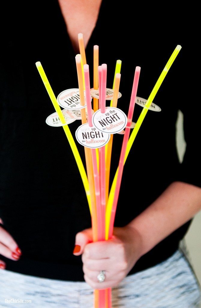 hand holding glow necklaces