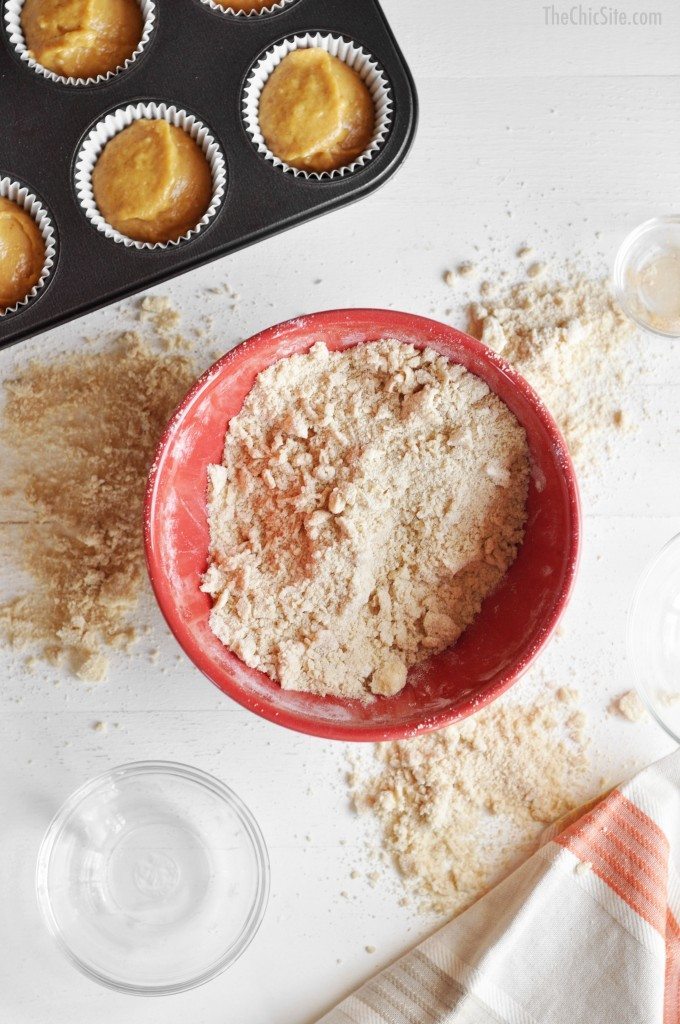 Crumb topping in bowl 